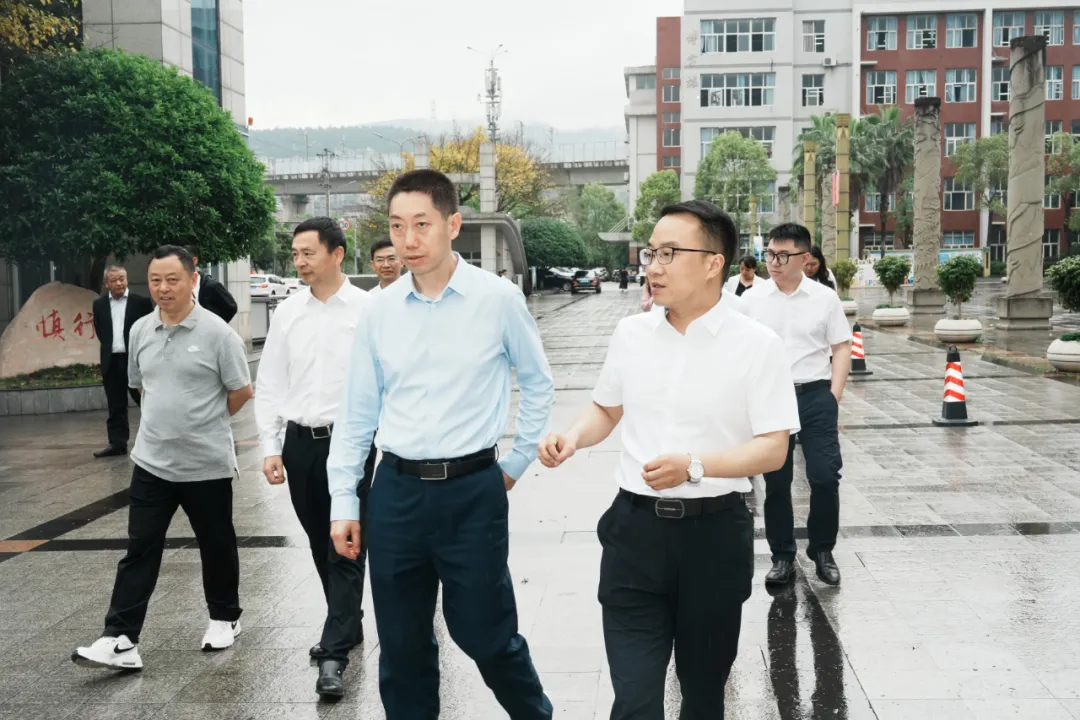 调研指导促发展 暖心关怀励前行——永川区政府副区长李世红一行莅临我校调研指导工作